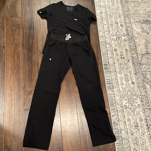 XS Figs scrub top w pocket and Small tall Fig scrub bottoms